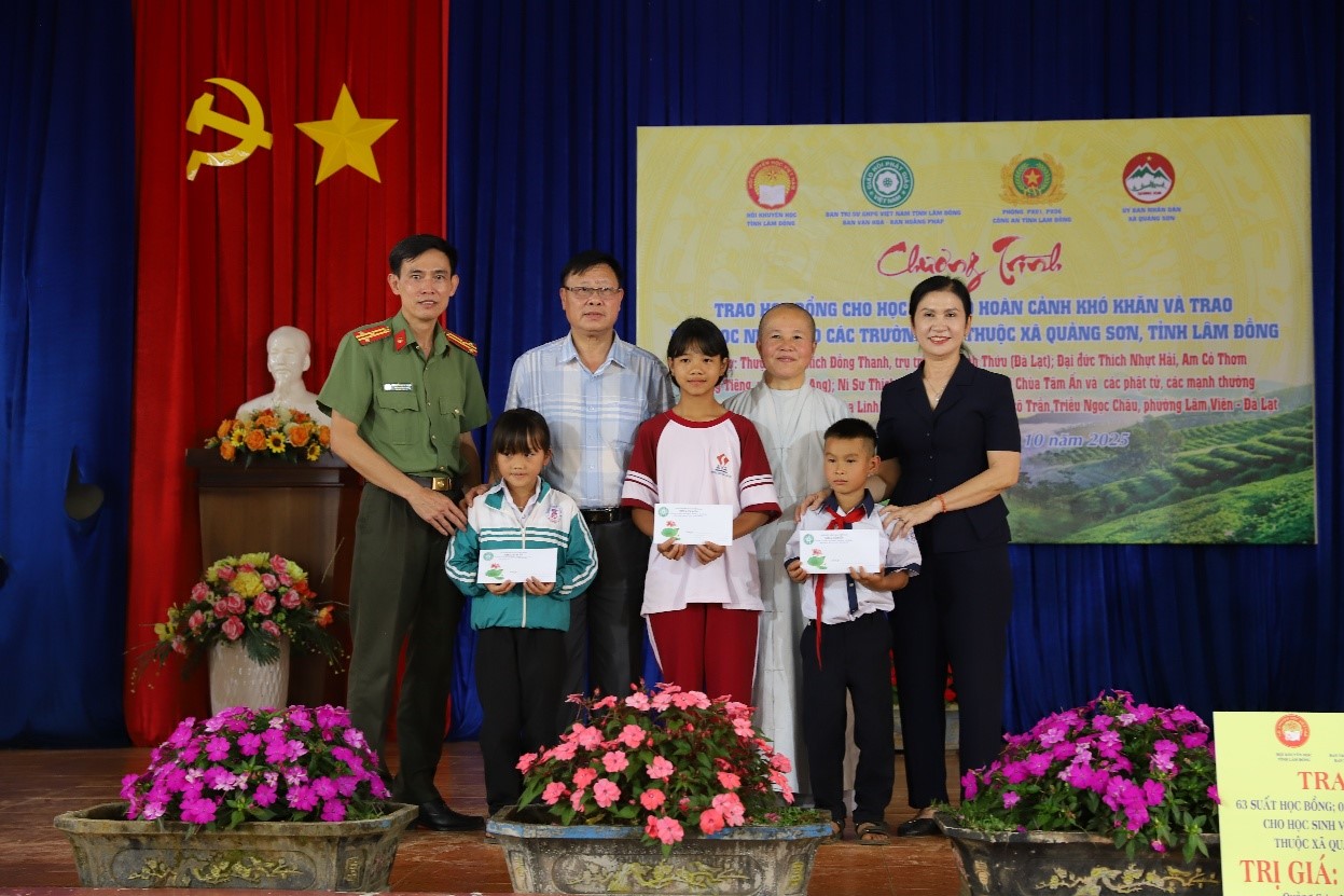 Công an tỉnh Lâm Đồng tặng quà cho các em học sinh và phụ huynh ​tại xã Quảng Sơn