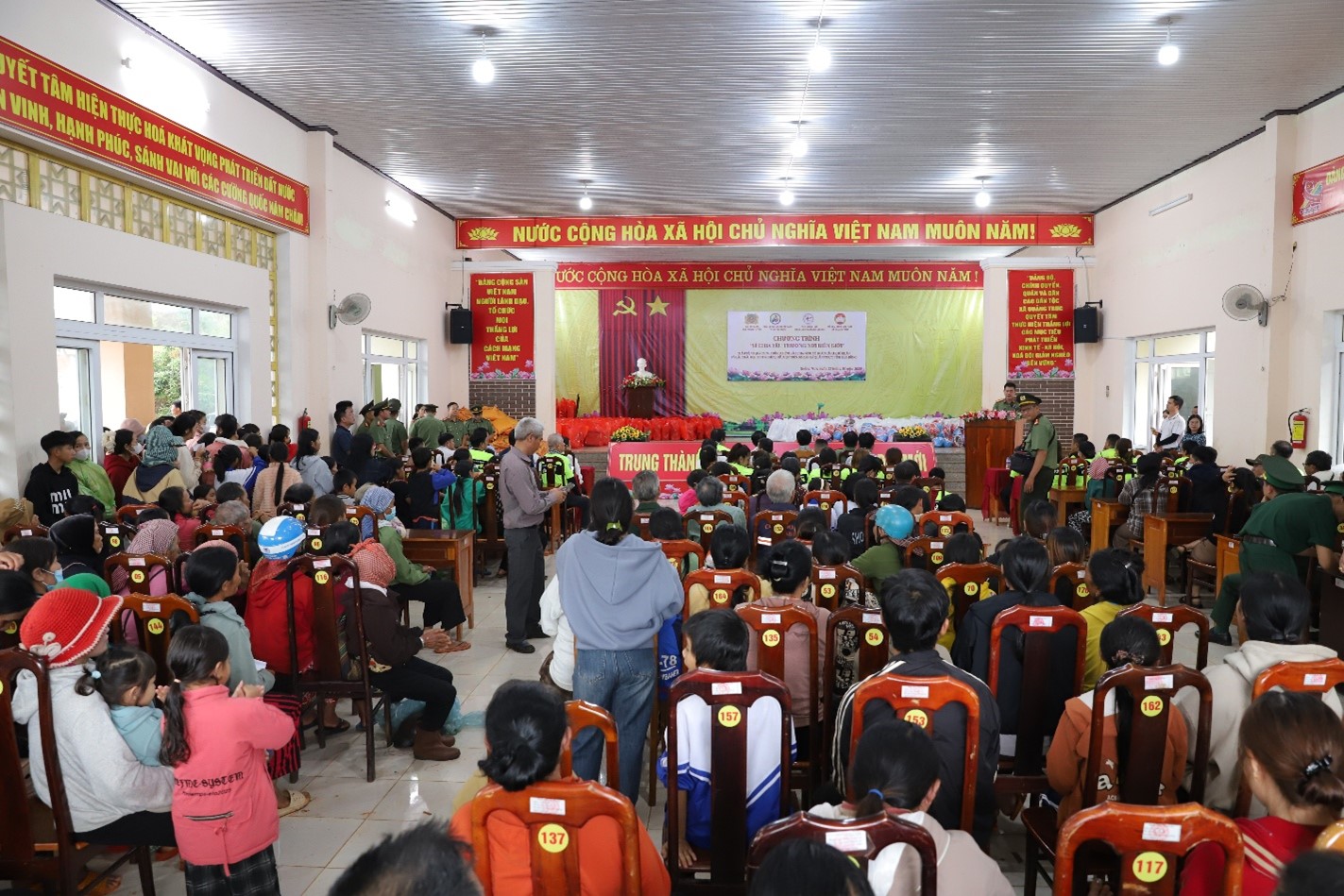 Cục Ngoại tuyến – Bộ Công an phối hợp với Công an tỉnh Lâm Đồng trao quà cho người dân trên địa bàn xã Quảng Trực