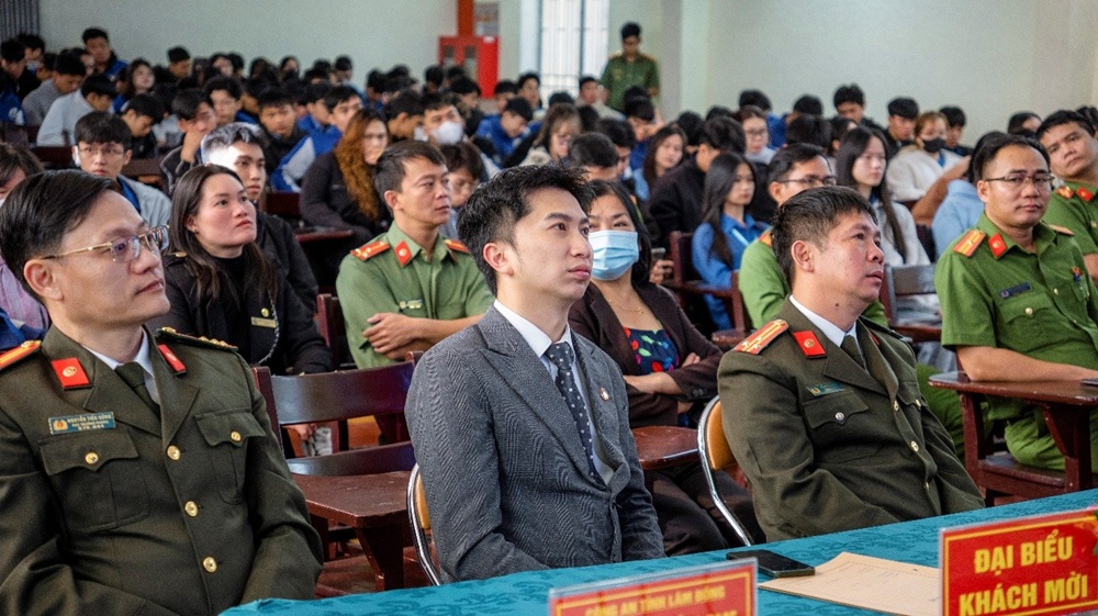 Chính thức khởi động chuỗi chương trình trang bị kỹ năng lưu động “hành trang số an toàn”: để sinh viên trở thành lớp “công dân số” chủ động phòng, tránh trước nguy cơ “bắt cóc online” và lừa đảo trực tuyến