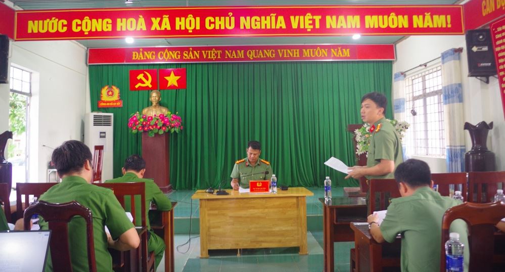 Đại tá Nay Gia Phú – Phó Giám đốc Công an tỉnh làm việc với Công an các xã