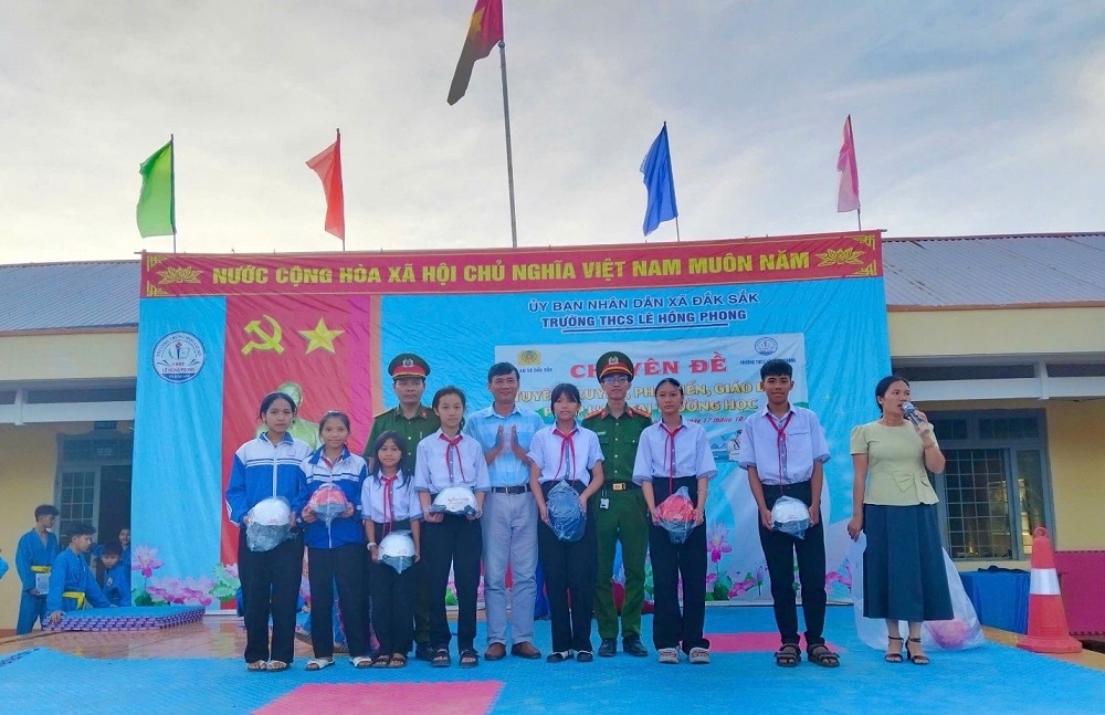 Công an xã Đắk Sắk tích cực triển khai công tác tuyên truyền, giáo dục pháp luật tại các trường học trên địa bàn