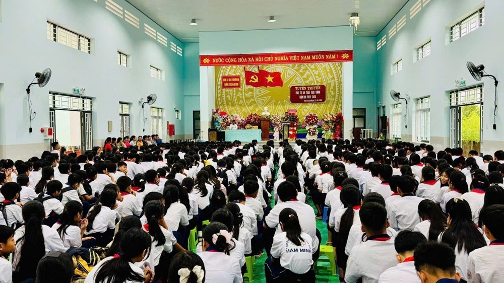 Công an xã Hàm Thuận Nam đẩy mạnh tuyên truyền sử dụng xe đạp điện, xe máy điện đúng quy định cho học sinh