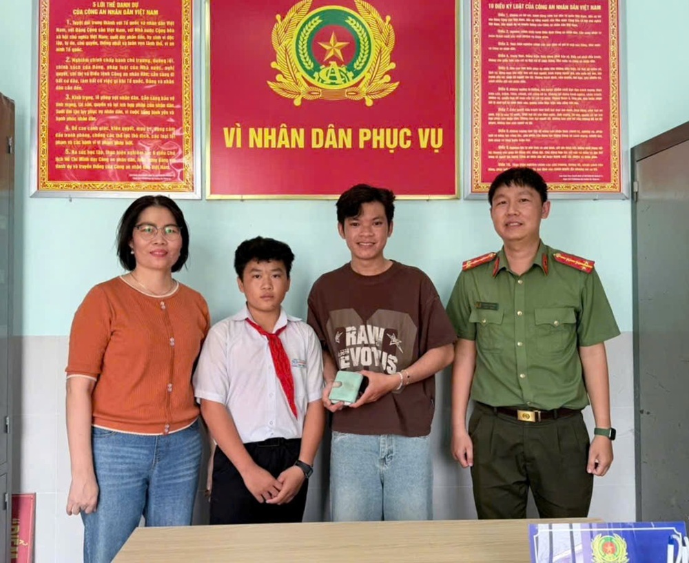 Học sinh Trường THCS Hồng Sơn nhặt được ví tiền tìm trả cho người đánh rơi