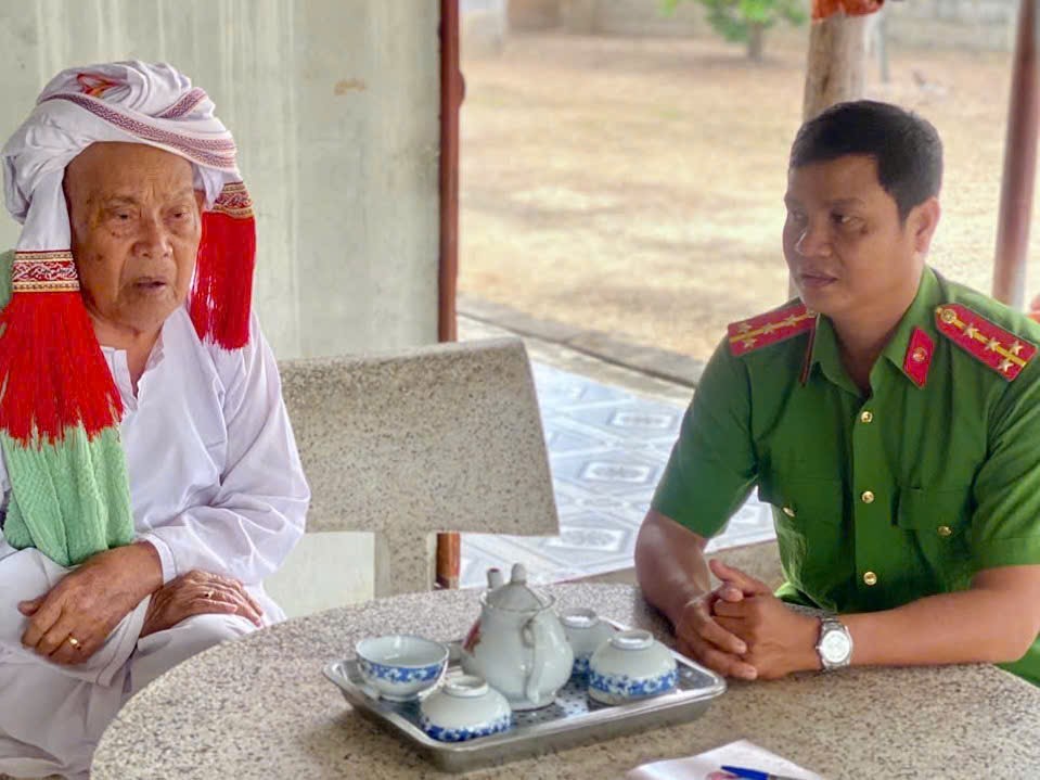 Công an xã Hồng Thái thăm hỏi Sư cả Đặng Thi, vận động tín đồ “Sống tốt đời, đẹp đạo”