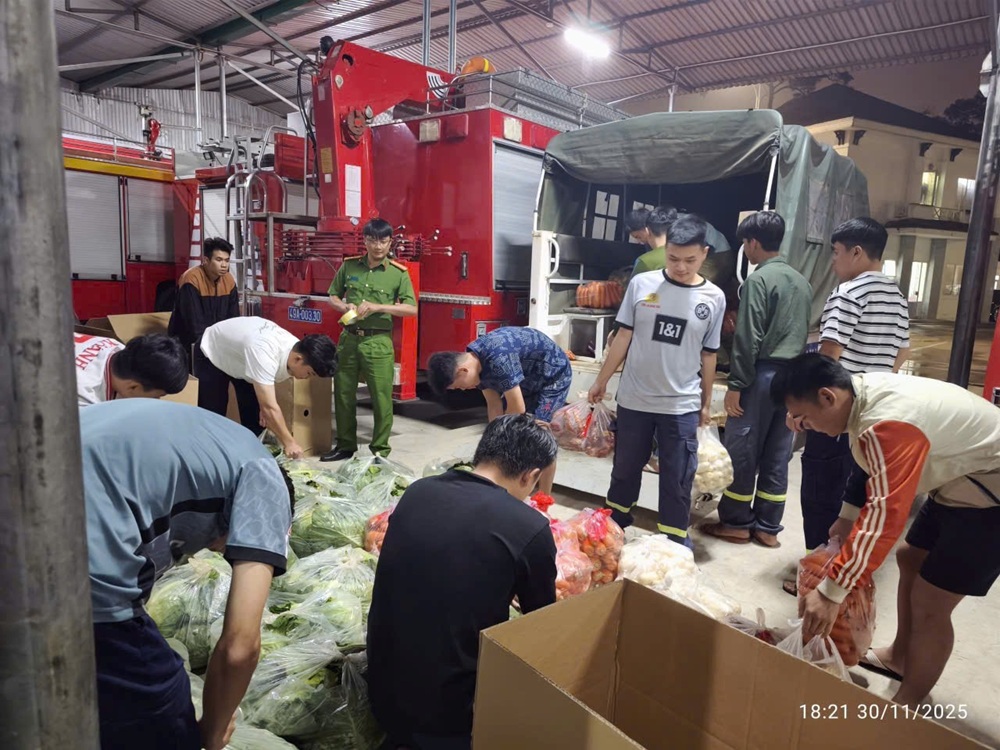 Công an xã Lạc Dương vận động hỗ trợ đồng bào vùng lũ