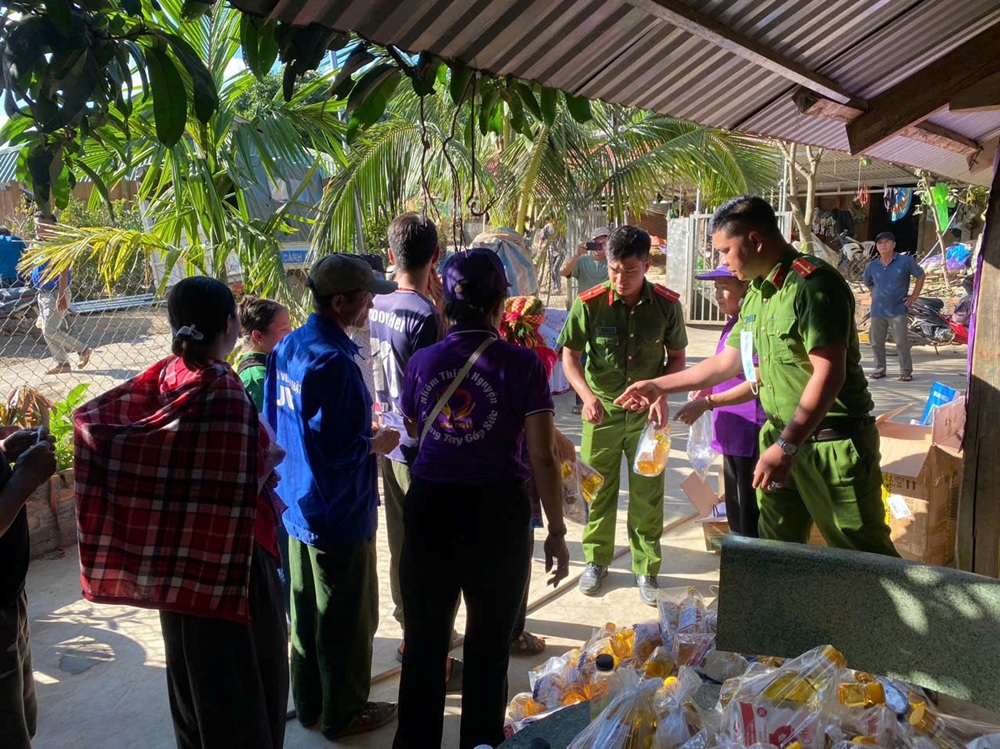 Thắp sáng yêu thương: Công an xã Quảng Hòa phối hợp nhóm thiện nguyện “Chung tay góp sức Bình Thuận” hỗ trợ cộng đồng