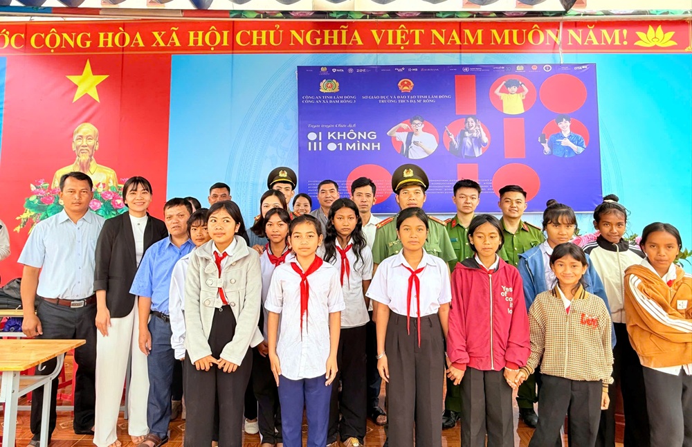 Công an xã Đam Rông 3 tuyên truyền chiến dịch “Không một mình – Cùng nhau an toàn trực tuyến” đến học sinh Trường THCS Đạ M’rông