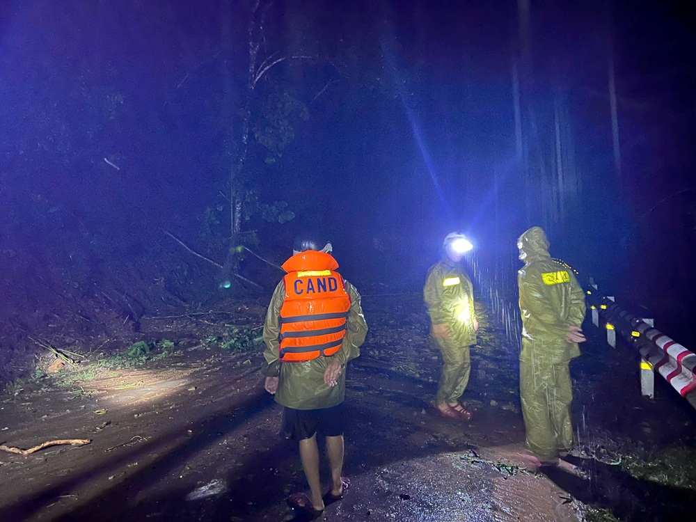 Công an xã Hàm Thuận Bắc khẩn trương hỗ trợ Nhân dân khắc phục hậu quả sau lũ