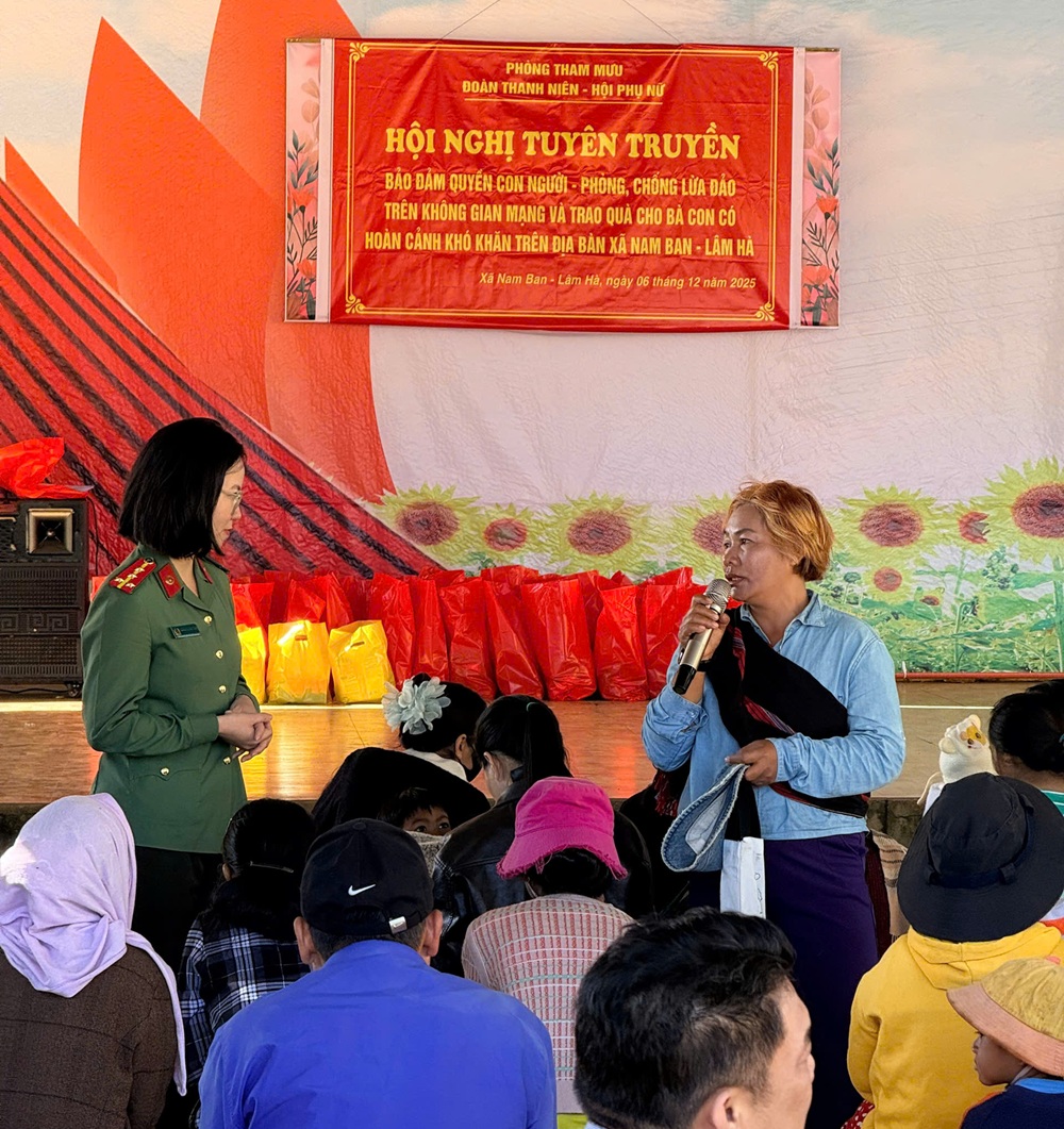 Đoàn Thanh niên và Hội Phụ nữ Phòng Tham mưu tổ chức hội nghị tuyên truyền pháp luật và trao tặng quà cho bà con có hoàn cảnh khó khăn