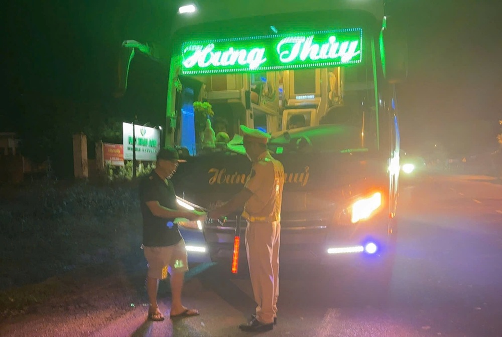 CSGT Lâm Đồng tăng cường kiểm tra, xử lý vi phạm giao thông đối với xe khách và xe tải dịp cuối năm