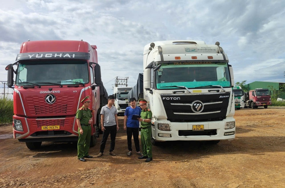 Đồn Công an Khu công nghiệp Nhân Cơ tuyên truyền, ký cam kết chấp hành Luật Giao thông đường bộ đối với các doanh nghiệp vận tải