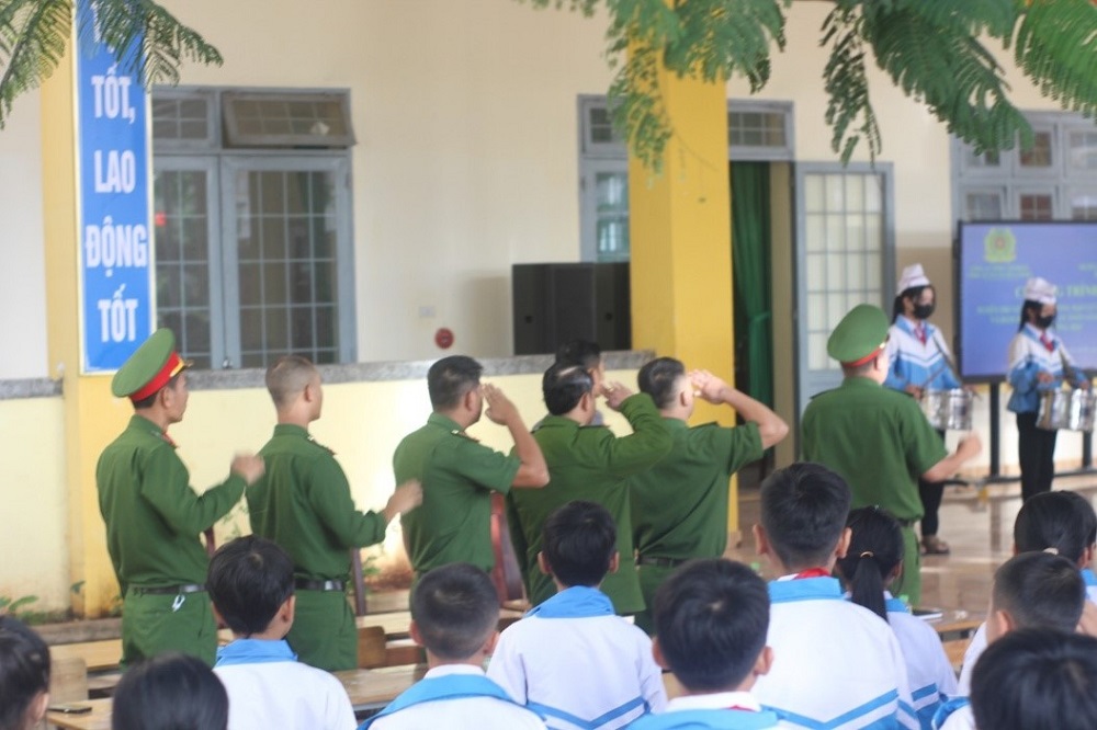 Công an xã Tân Hà Lâm Hà tổ chức tuyên truyền phòng, chống bạo lực học đường, phòng chống ma túy và đảm bảo trật tự an toàn giao thông