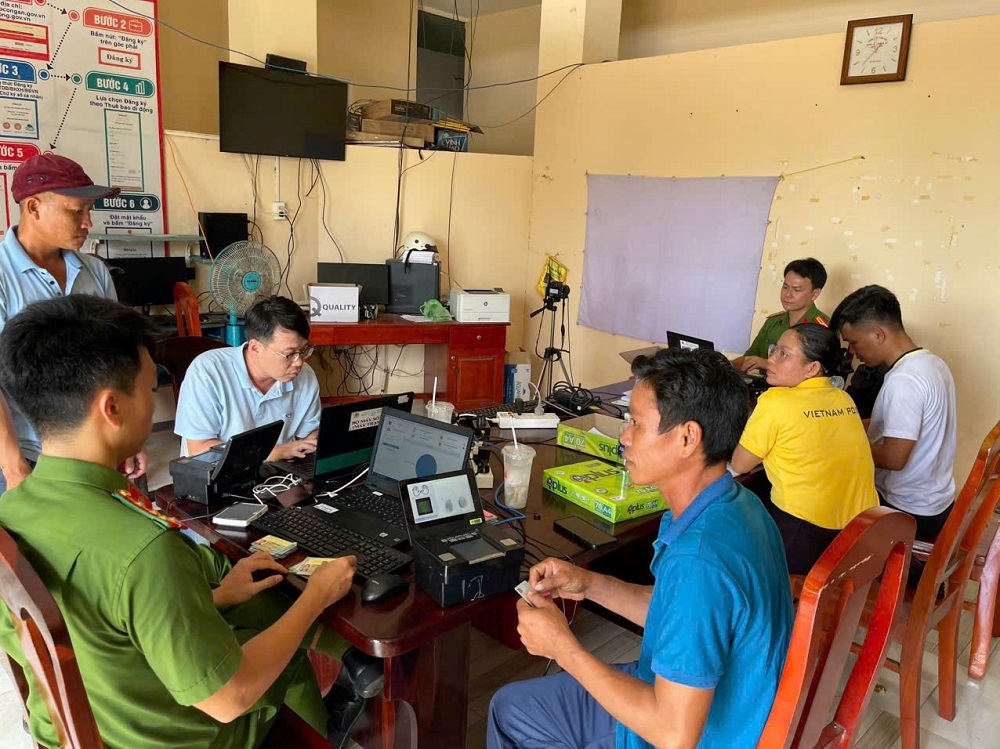 Công an xã Tân Hải quyết tâm “về đích” trong công tác cấp Căn cước công dân và định danh điện tử cho người dân