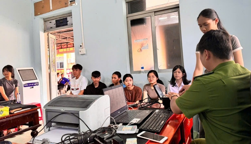 Công an xã Tánh Linh tích cực hỗ trợ học sinh thực hiện đăng ký định danh điện tử mức độ 2