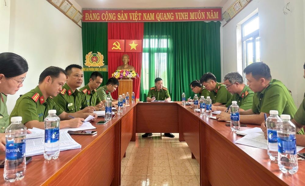 Đại tá Nguyễn Tường Vũ, Phó Giám đốc Công an tỉnh làm việc với Công an phường Đông Gia Nghĩa và Công an xã Trường Xuân
