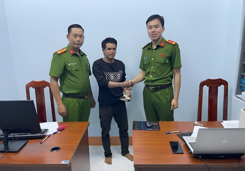 Công an xã Đắk Mil nhanh chóng xác minh, trao trả tài sản cho người dân đánh rơi