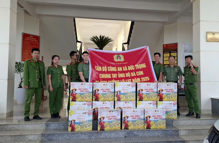 Công an xã Đức Trọng chung tay ủng hộ bà con bị ảnh hưởng mưa lụt năm 2025