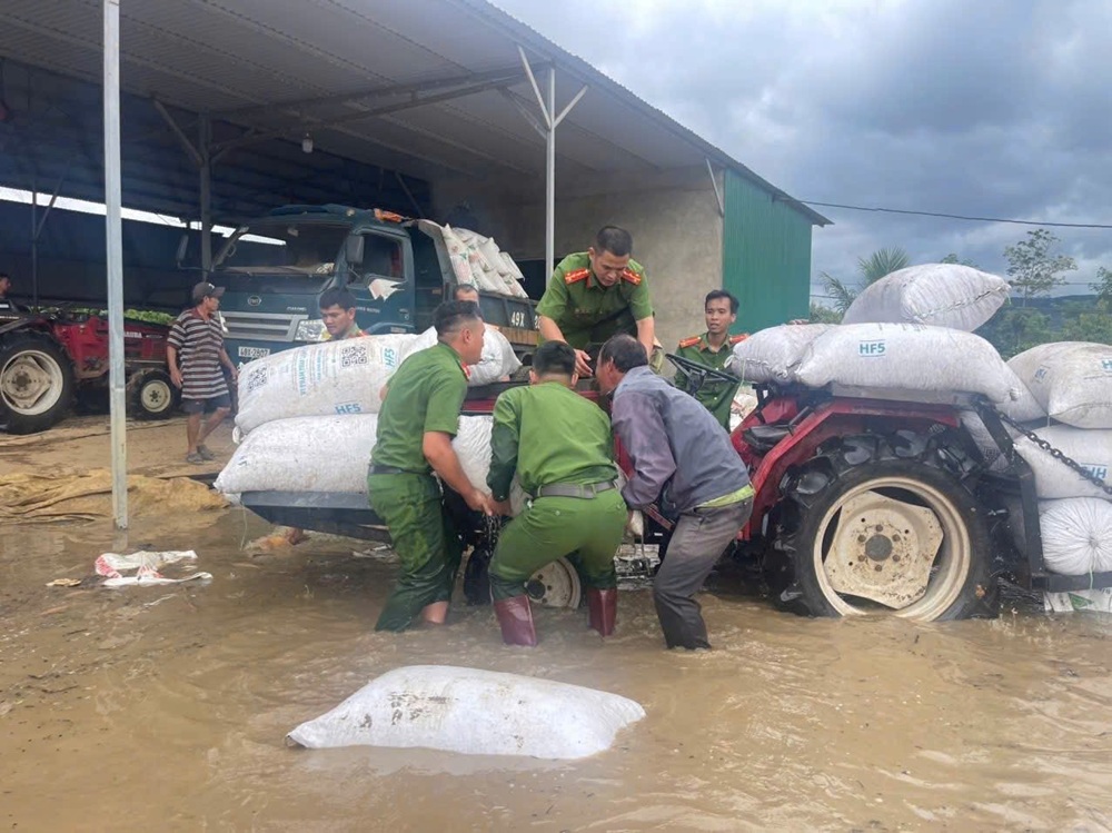 Hình ảnh đẹp của lực lượng công an xã giúp dân trong những ngày mưa lớn, ngập lụt