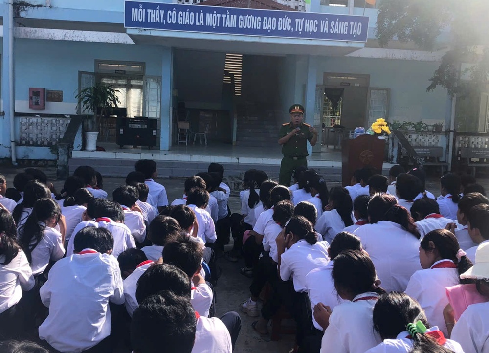 Đẩy mạnh tuyên truyền pháp luật, nâng cao kỹ năng an toàn giao thông và an toàn trực tuyến cho học sinh