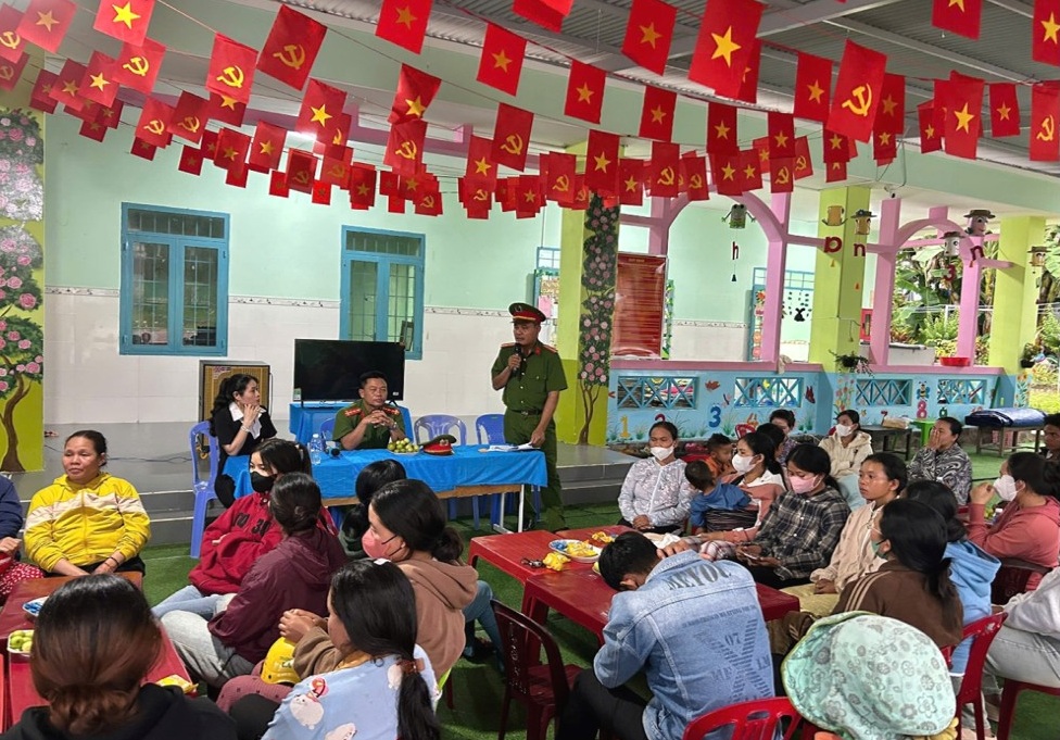 Tuyên truyền an toàn giao thông, định danh điện tử và phòng ngừa bắt cóc trẻ em cho phụ huynh