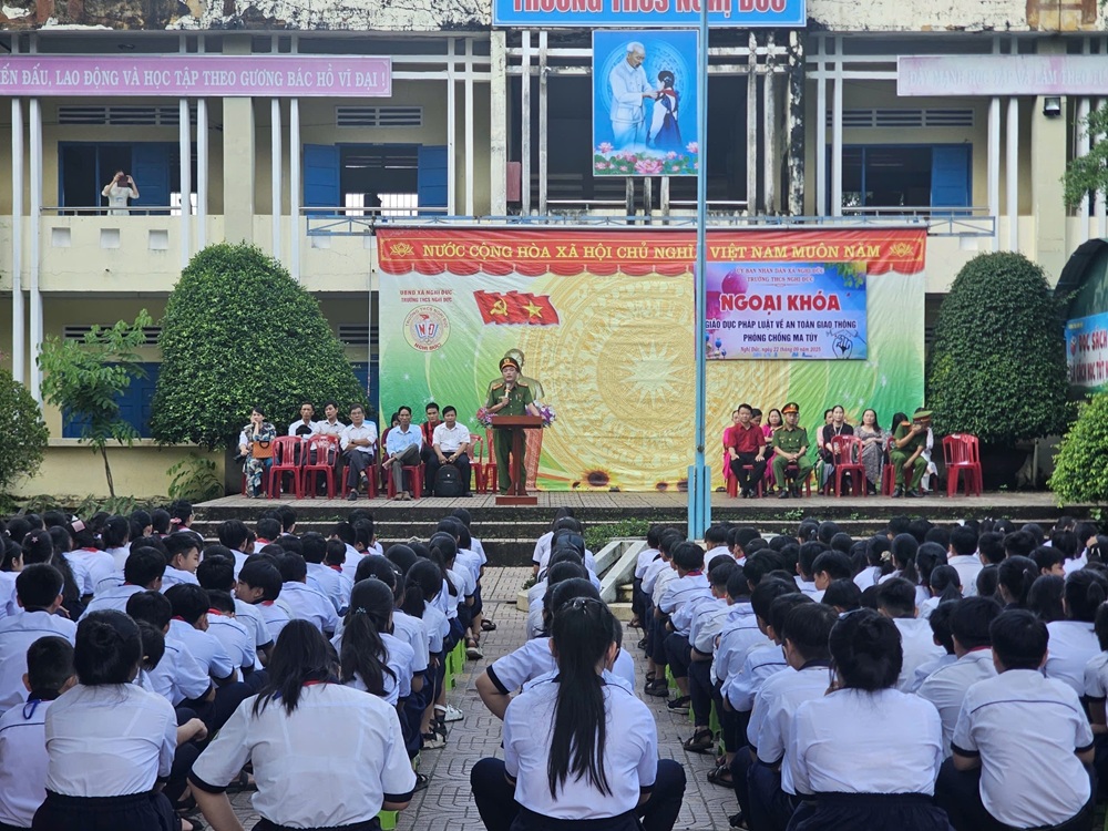 Công an xã Nghị Đức đẩy mạnh tuyên truyền pháp luật về an toàn giao thông cho học sinh