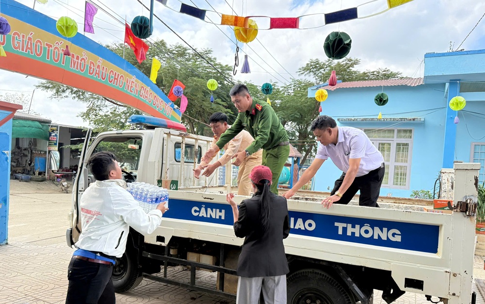 Lực lượng Công an các địa phương chung tay hỗ trợ đồng bào bị ảnh hưởng bởi mưa lũ