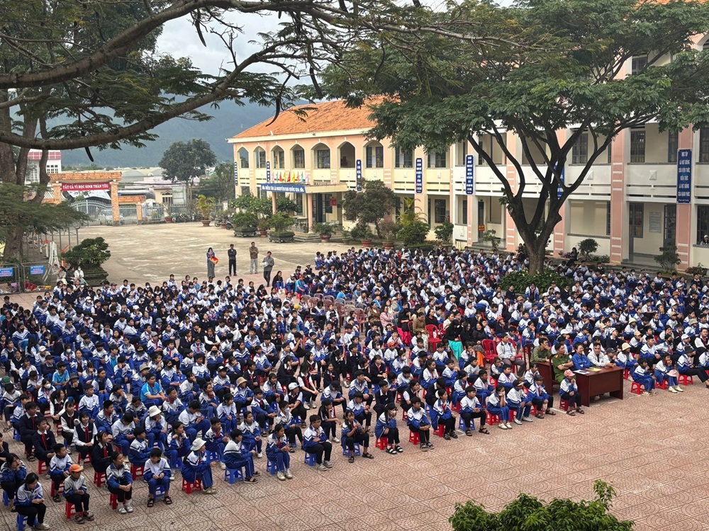 Công an cơ sở đồng loạt triển khai chiến dịch “Không một mình – Cùng nhau an toàn trực tuyến” trong trường học