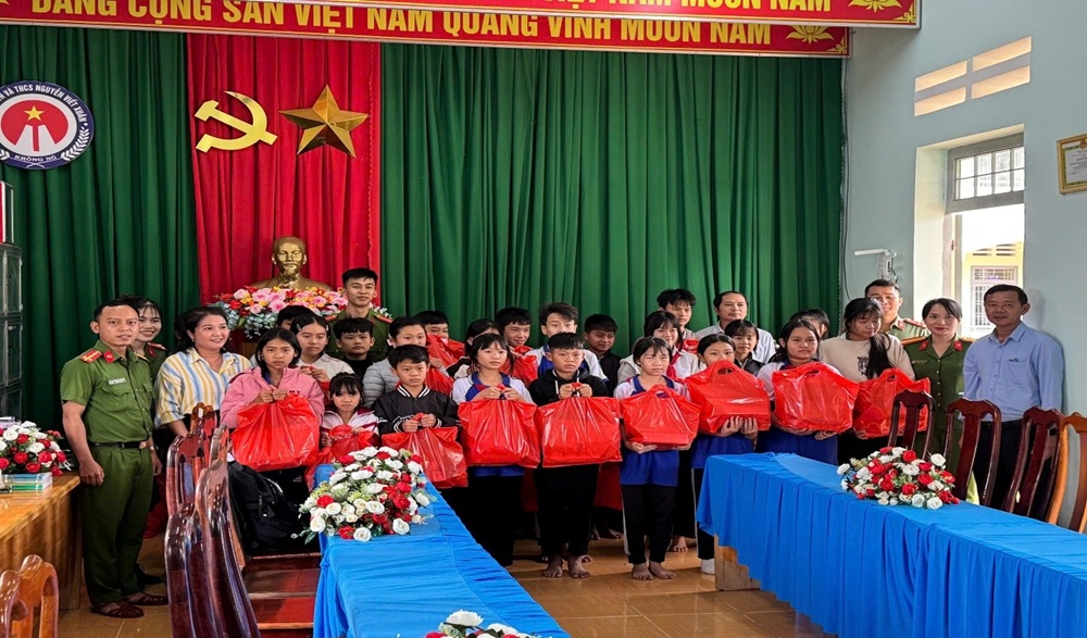 Lực lượng Công an các đơn vị, địa phương chung tay hỗ trợ đồng bào bị ảnh hưởng bởi thiên tai, bão lũ