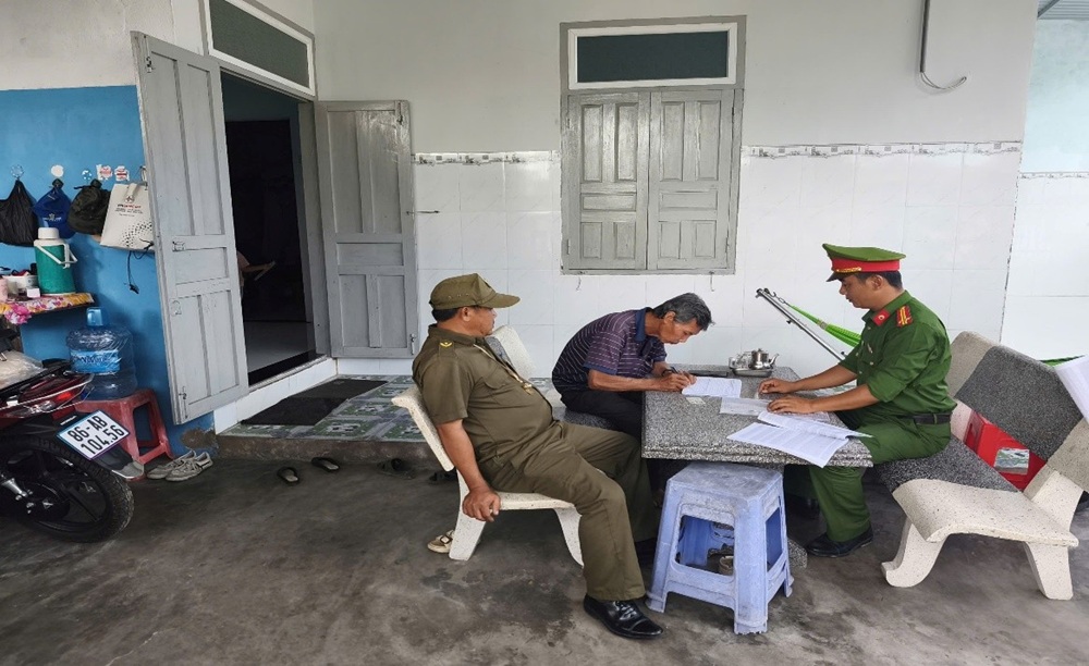 Công an xã Liên Hương thực hiện chiến dịch tổng rà soát, làm sạch dữ liệu đăng ký phương tiện và giấy phép lái xe