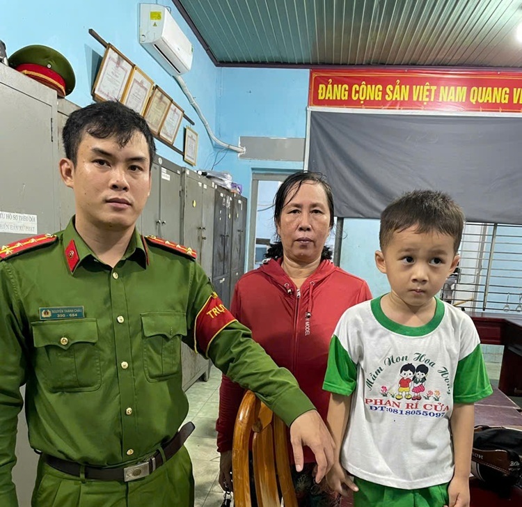 Người dân cùng Công an xã Phan Rí Cửa kịp thời giúp cháu bé đi lạc về với gia đình