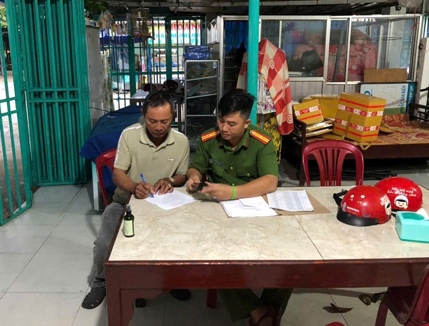 Công an xã Tân Hải quyết tâm rà soát tàu cá và ký cam kết “Không vi phạm vùng biển nước ngoài”