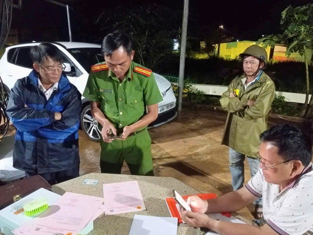 Công an phường Đông Gia Nghĩa trong Chiến dịch làm sạch, làm giàu Cơ sở dữ liệu quốc gia về đất đai