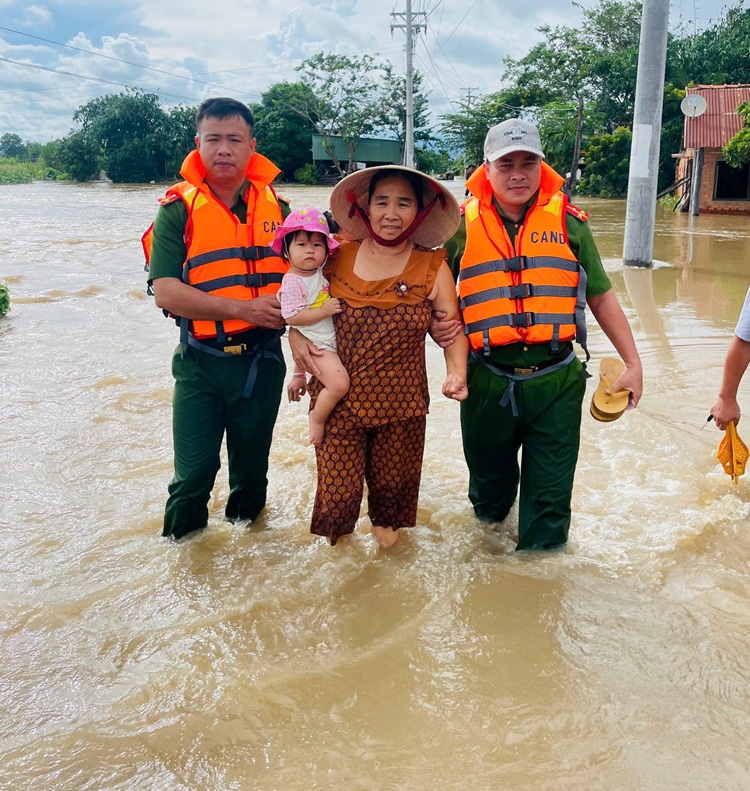 Công an xã Hàm Thuận hỗ trợ người dân vùng ngập lụt khắc phục hậu quả sau mưa lớn