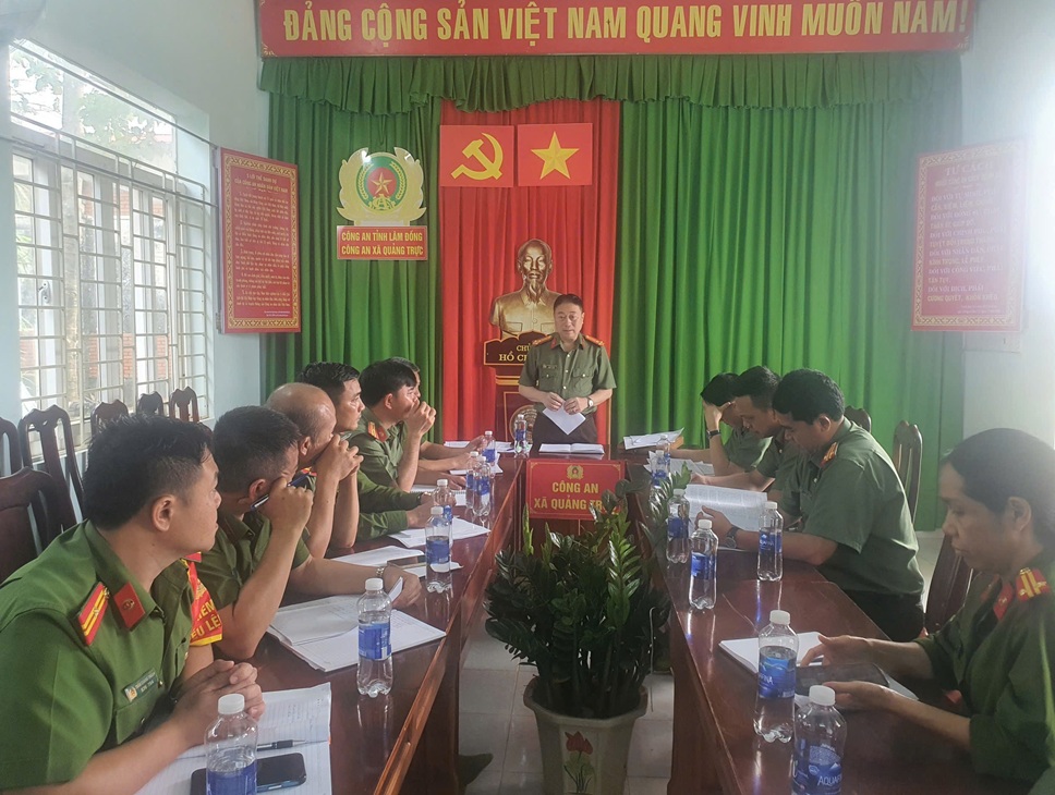 Đoàn công tác Công an tỉnh làm việc tại Công an xã Quảng Trực