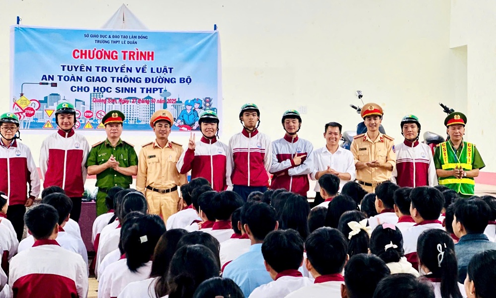 Công an xã Quảng Sơn tuyên truyền pháp luật về an toàn giao thông cho học sinh Trường THPT Lê Duẩn