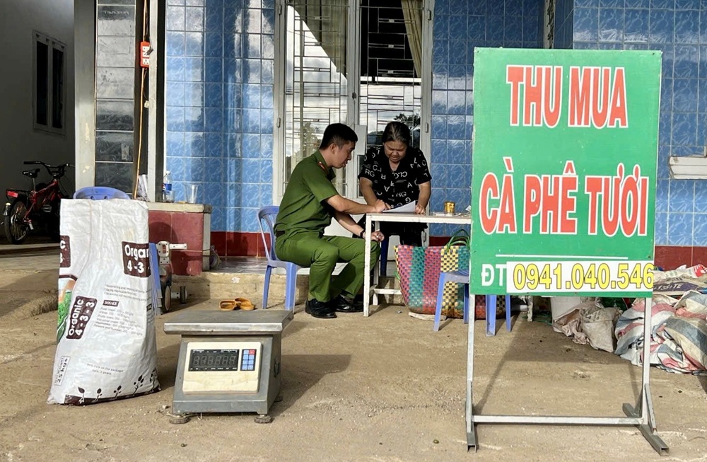 Công an phường B’Lao chủ động phòng ngừa tội phạm trộm cắp tài sản trong mùa thu hoạch cà phê năm 2025