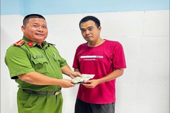 Công an xã Đông Giang kịp thời trao trả tài sản bị đánh rơi cho người dân