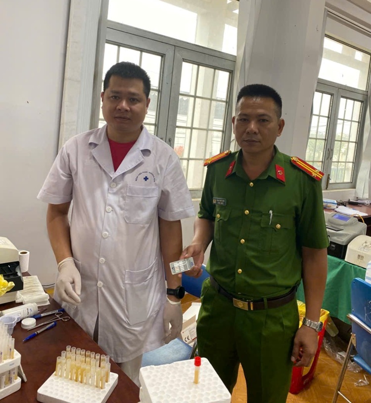 Đồn Công an Khu công nghiệp Nhân Cơ phối hợp tổ chức xét nghiệm nhanh chất ma túy cho cán bộ, công nhân và người lao động