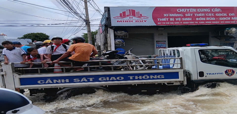Công an phường La Gi – Hỗ trợ các em đến trường giữa mùa mưa lũ