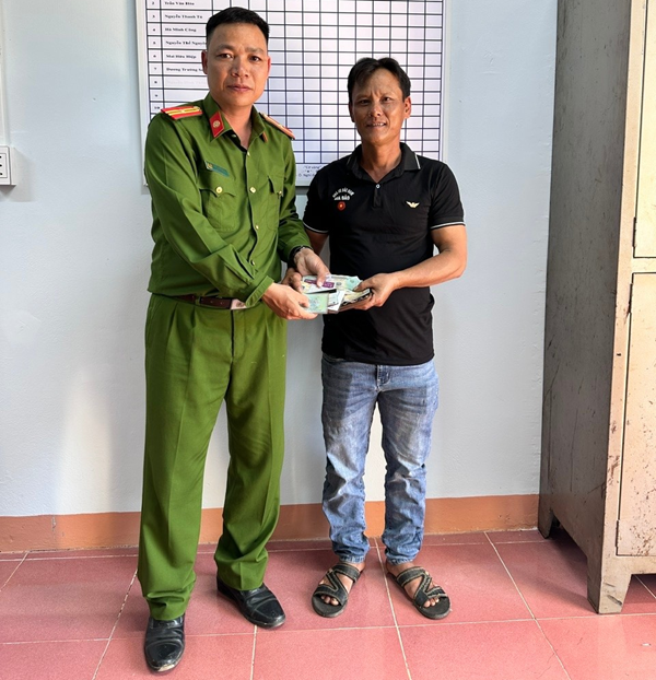 Lan toả hình ảnh đẹp nhặt được của rơi - trả lại người mất tại xã Đắk Wil