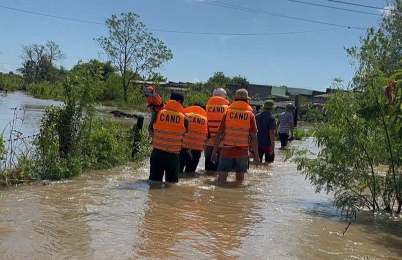 Công an phường Hàm Thắng triển khai thần tốc cứu dân trong lũ, quyết liệt áp dụng “4 tại chỗ”, “3 sẵn sàng”