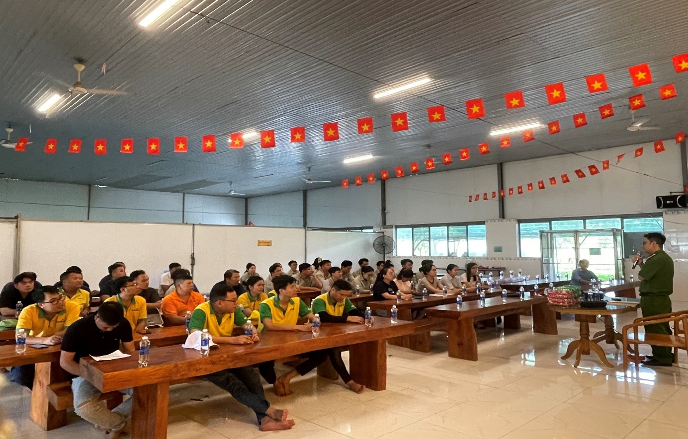 Công an xã Trà Tân tăng cường công tác tuyên truyền bảo đảm trật tự an toàn giao thông và phòng chống cháy, nổ tại các cơ quan, doanh nghiệp trên địa bàn xã