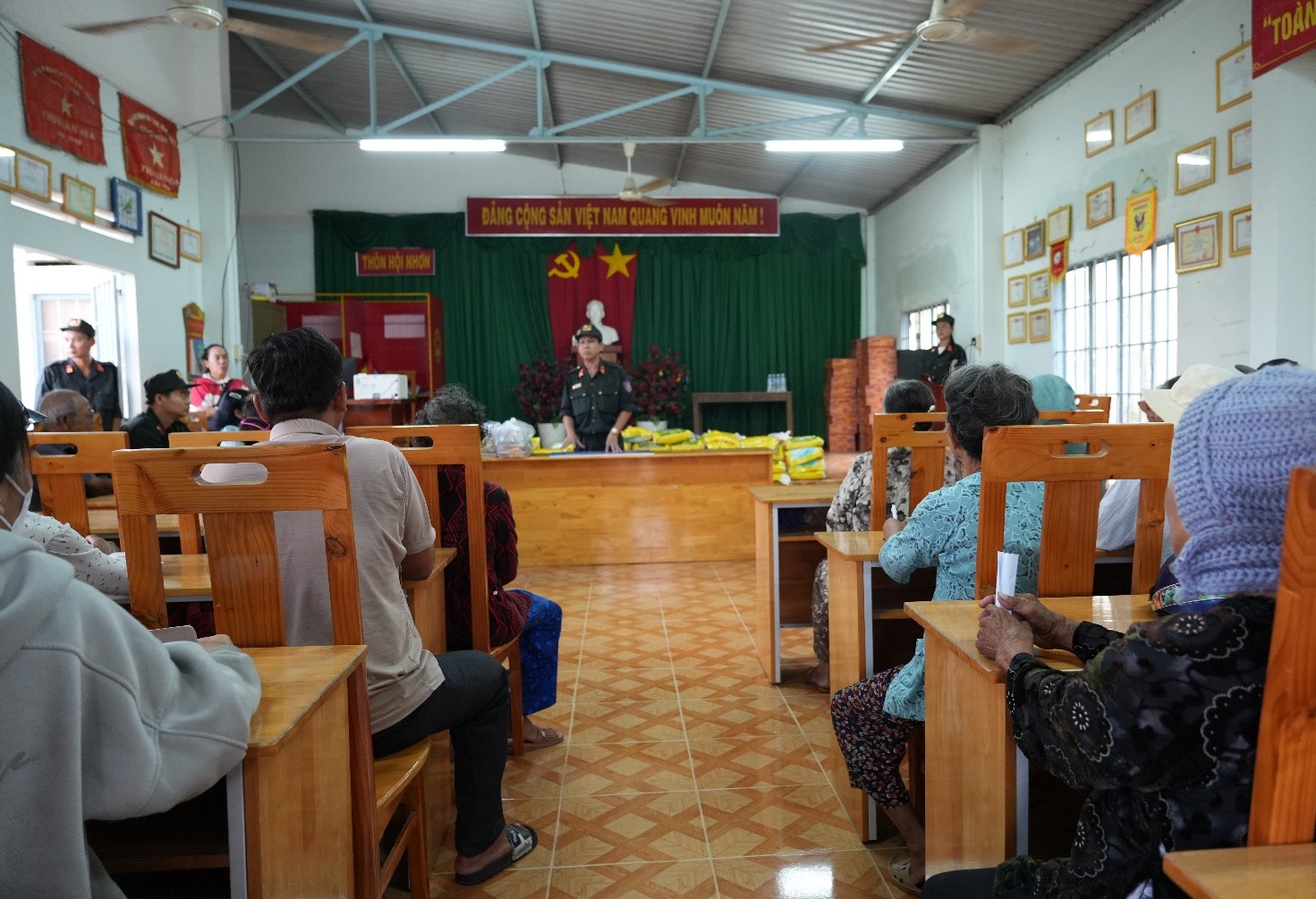 Phòng Cảnh sát cơ động  hỗ trợ nhân dân Hàm Liêm bị ảnh hưởng mưa lũ