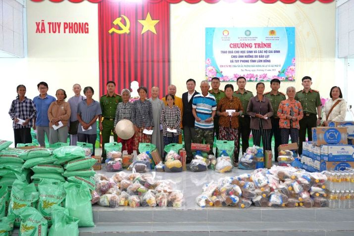 Hỗ trợ người dân xã Tuy Phong vượt qua khó khăn sau thiên tai